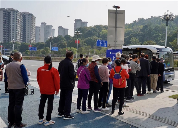 文远小巴发车，广州黄埔区科学城开通首条自动驾驶便民巴士线